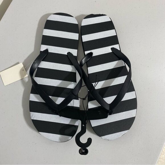 Black & White Flip Flops, Size XL 11/12 fits like 10 - Picture 4 of 7